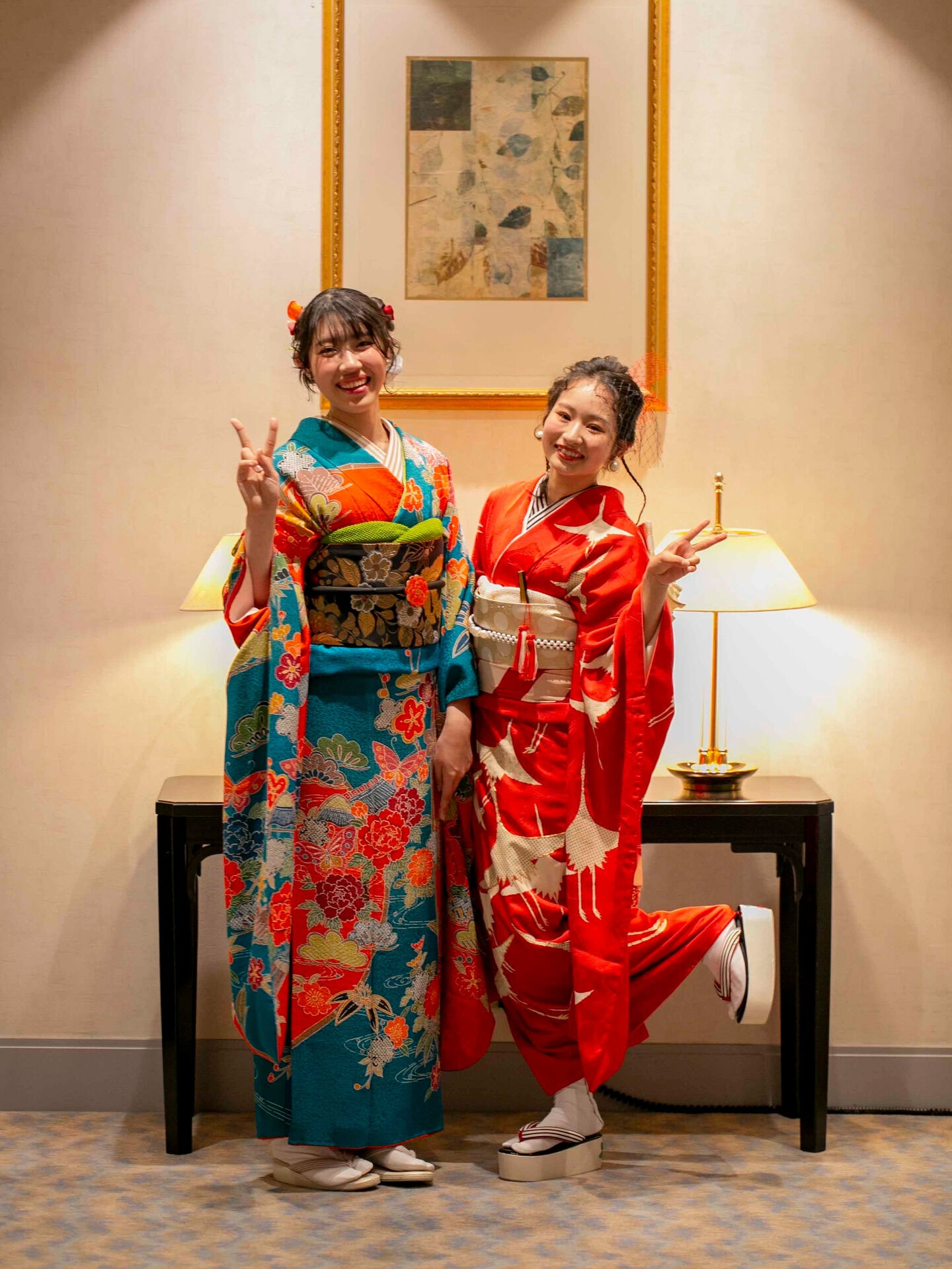 鮮やかなブルーと朱赤のコントラストが印象的な個性あふれる振袖